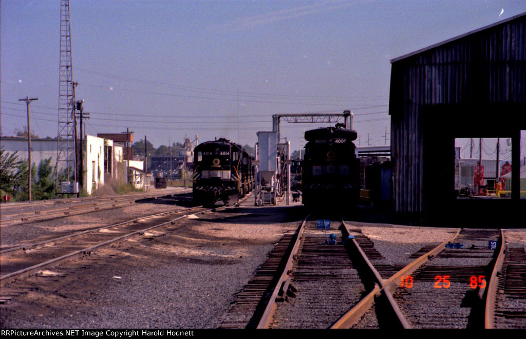 SOU 4014 & 4000 beside the engine house